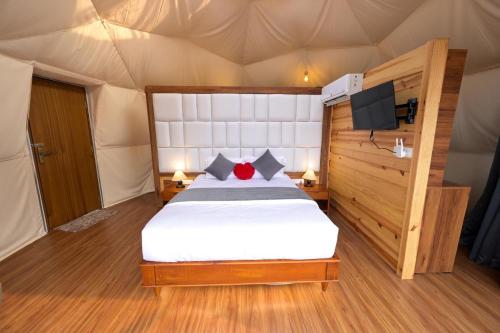 维特利Vythiri Tea valley的帐篷内一间卧室,配有一张床