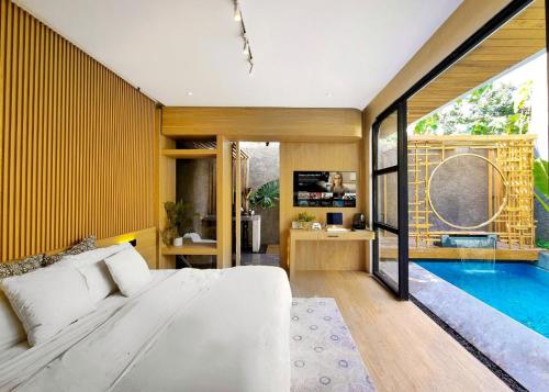 KemiriAkaya Villas Solo的一间带大床的卧室和一个游泳池
