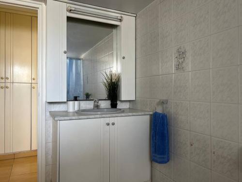 利马索尔Quiet place的白色的浴室设有水槽和镜子