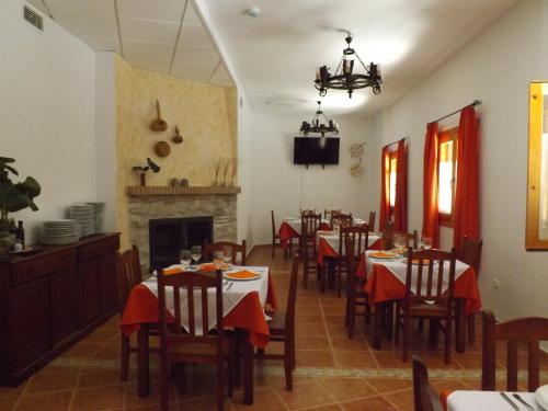 BeiresCasa Rural ENTRESIERRAS的一间带桌椅和壁炉的用餐室