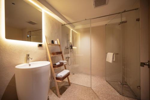 宜兰市宜蘭東旅的一间带水槽和玻璃淋浴的浴室
