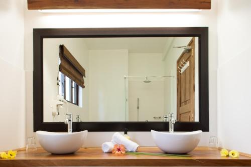 普拉兰燕子自助旅馆的一间带两个盥洗盆和大镜子的浴室