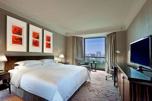 新加坡Sheraton Towers Singapore Hotel的酒店客房设有一张大床和一台电视。