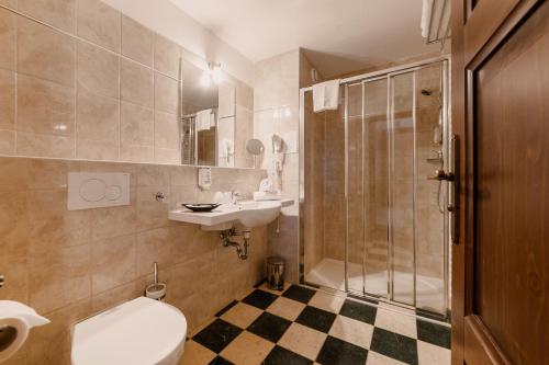 伊泽卡Hotel Jizerka 4的浴室配有卫生间、盥洗盆和淋浴。