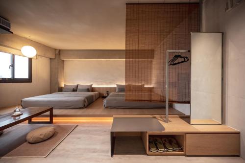 宜兰市宜蘭東旅的一间卧室配有两张床和一张桌子