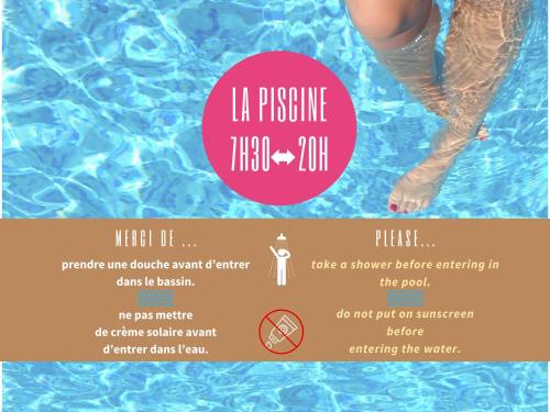 昂蒂布雅博特精品酒店的游泳池的传单,游泳池的女腿在水中