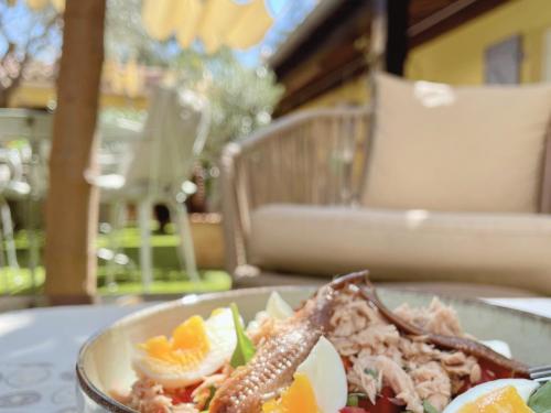 昂蒂布雅博特精品酒店的桌上的盘子,有鸡蛋和豹子