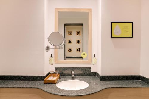 浦那Lemon Tree Hotel Hinjewadi Pune的一间带水槽和镜子的浴室