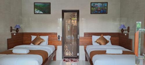 蓝梦岛3 Bedroom Cheap In Lembongan For Backapcker的配有两张床的客房