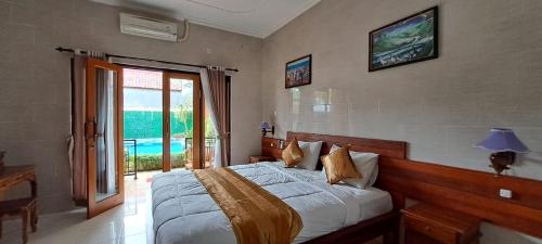 蓝梦岛3 Bedroom Cheap In Lembongan For Backapcker的一间卧室设有一张床和一个大窗户