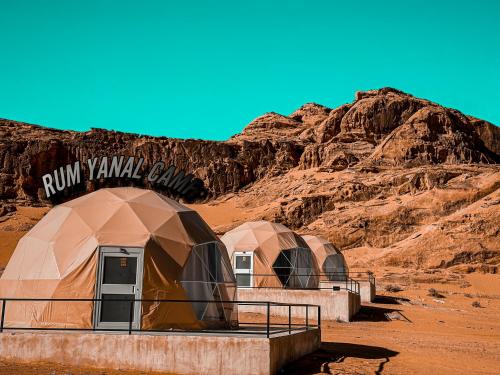 瓦迪拉姆RUM YANAL CAMP的沙漠中的两个圆顶,有底座