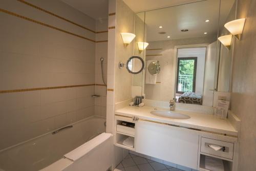 卢森堡卢森堡高瑞斯集团的带浴缸、水槽和镜子的浴室
