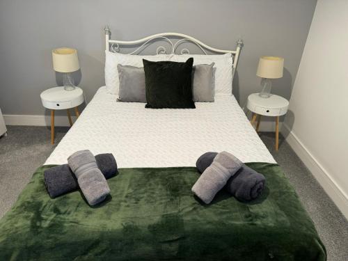 怀特黑Harbourside Apartment - 1 Bed Apartment的床上有两双棉床单