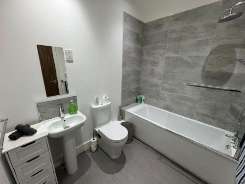 怀特黑Harbourside Apartment - 1 Bed Apartment的浴室配有盥洗盆、卫生间和浴缸。