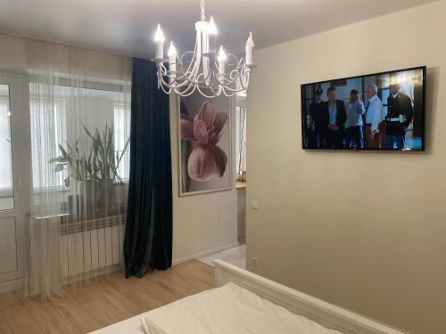 日托米尔Best apartments on Lyatoshinsky street的客厅的墙上配有电视