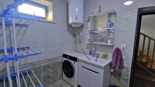 BatkenEmir guest house的洗衣房配有洗衣机和窗户