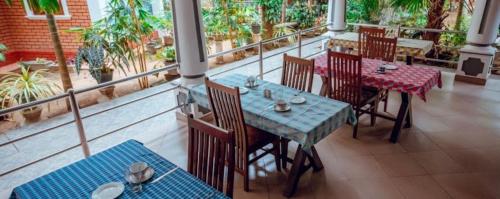 尼甘布Village Inn Resort的阳台餐厅,配有桌椅