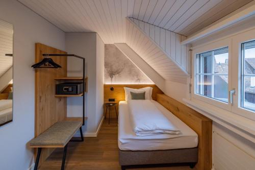 施泰因Hotel Adler的小房间设有床和窗户