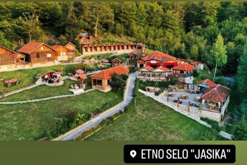 普里兹伦Etno Selo Jasika的享有带庭院的房屋的空中景致