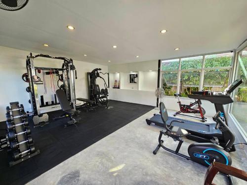拉迈拉迈布里度假酒店的健身房里设有数台跑步机和机器