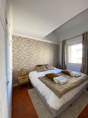 普罗旺斯艾克斯Deux chambres avec terrasse dans le centre ville d'Aix en Provence的一间卧室设有一张大床和一个窗户。