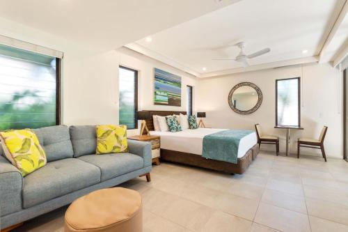 道格拉斯港Temple Resort & Spa Port Douglas的客厅配有沙发和1张床