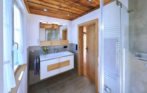 古塔赫百隆乡村农舍的一间带水槽和淋浴的浴室