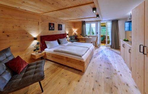 古塔赫百隆乡村农舍的一间卧室配有一张床和一个沙发