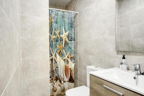 比利亚霍约萨El Desembarco的浴室设有淋浴帘和海星