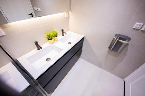 鹿特丹Grandly 3 Bedroom Serviced Apartment 83m2 -NB306G-的白色的浴室设有水槽和镜子