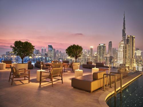 迪拜The Lana - Dorchester Collection的享有城市美景的屋顶休息室