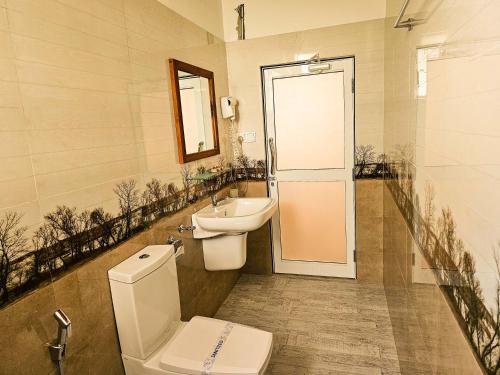 阿努拉德普勒盖默德森塔德度假酒店的一间带卫生间、水槽和镜子的浴室