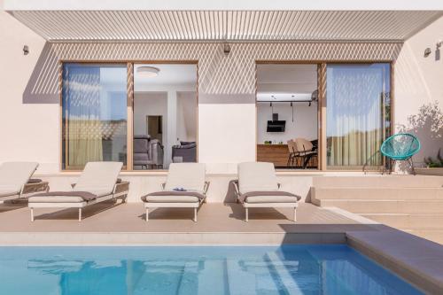 杜布罗夫尼克Brand New Villa Carmelita Exclusive with free Smart Car的一个带躺椅的游泳池以及一座房子