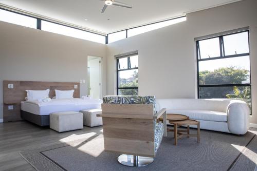 普利登堡湾Hilltop Bayview Luxury Apartments的客厅配有床和沙发