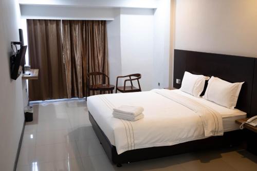 名古屋Kirei Inn的一间卧室配有一张带白色床单的大床