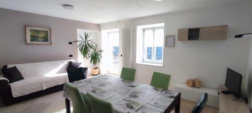 福尔加里亚Appartamento Alba的客厅配有桌子和沙发
