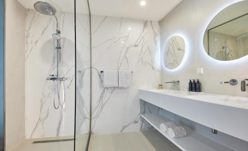 阿姆斯特丹阿姆斯特丹韦斯特考得艺术四星级酒店的带淋浴和盥洗盆的浴室
