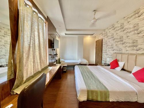 瓦拉纳西Hotel Janaki ! Varanasi ! fully-Air-Conditioned-hotel family-friendly-hotel, near-Kashi-Vishwanath-Temple and Ganga ghat的酒店客房,设有床铺和石墙