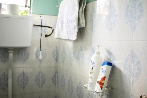 莫希Stay in Bomang'ombe with Breakfast的浴室的墙上装有一瓶乳液