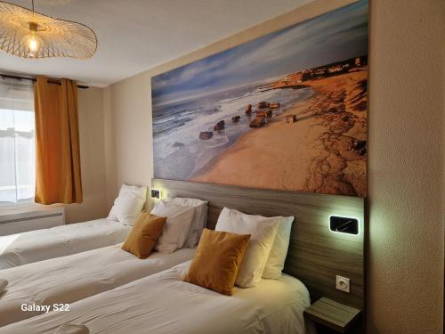 贝桑于潘港艾森豪威尔酒店（前国王酒店）的两张位于酒店客房的床,墙上挂着一幅画