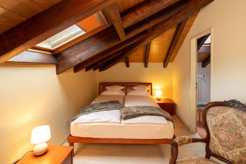 AurigenoLocanda Villa d' Epoca的一间带一张床的卧室,位于带木制天花板的房间内