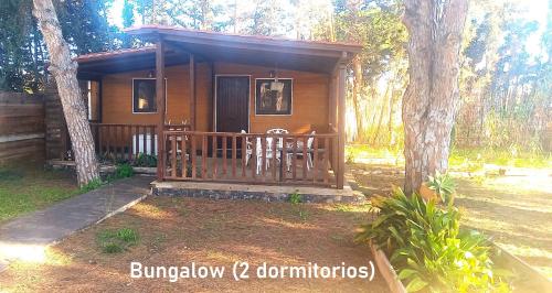 奇克拉纳－德拉弗龙特拉La posada的树林中的小屋,设有门廊和两把椅子