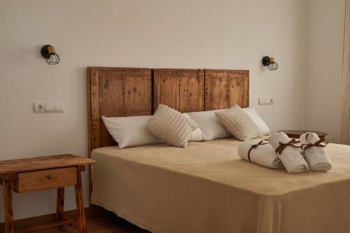 ArgésCasas Rurales El Aljibe, Jara的一间卧室配有一张大床和两个枕头