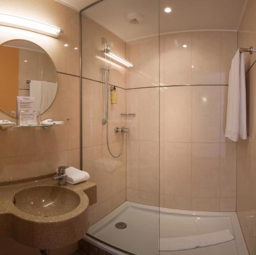 卢森堡卢森堡高瑞斯集团的带淋浴、盥洗盆和浴缸的浴室