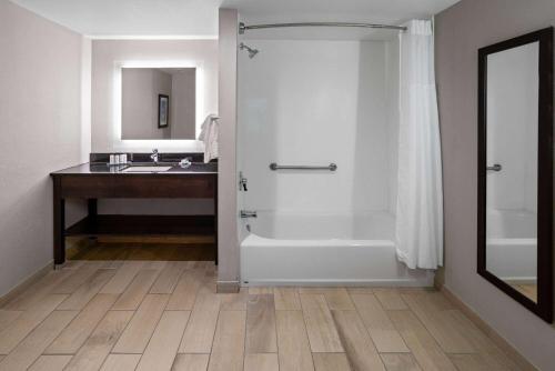 穆尔斯维尔La Quinta Inn & Suites by Wyndham Mooresville的带浴缸、水槽和淋浴的浴室