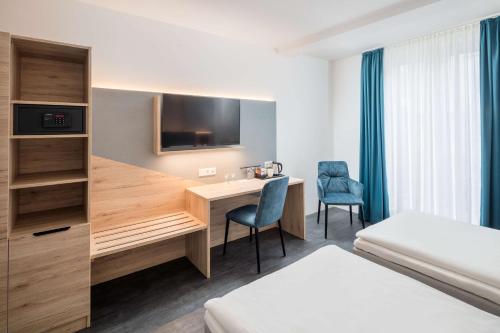 利普施塔特利普施塔特贝斯特韦斯特酒店的酒店客房配有书桌和床。