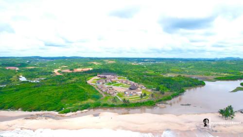 MouriNYASAPO ECO RESORT的河流上岛屿上房屋的空中景观
