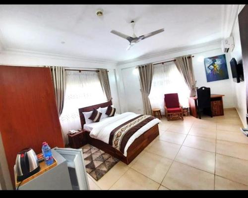 MouriNYASAPO ECO RESORT的一间卧室配有一张床和两把椅子