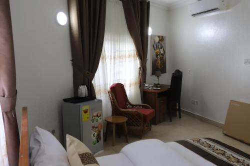 MouriNYASAPO ECO RESORT的酒店的客房 - 带一张床、椅子和窗户