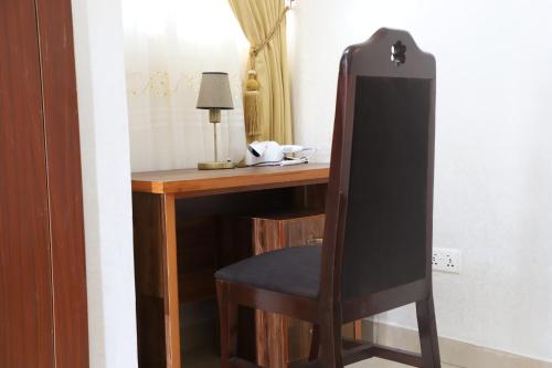MouriNYASAPO ECO RESORT的一张木桌,椅子旁边的房间